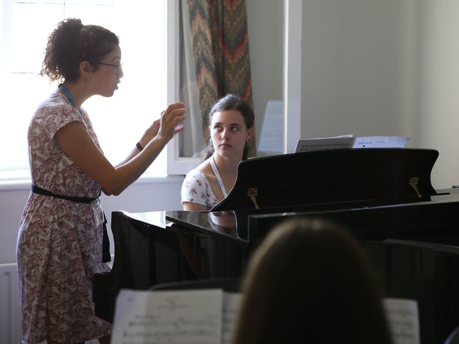 Tamar Andrusier coaching a chamber music session at Ingenium